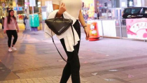 街拍抽电子烟小姐姐,电子烟小姐姐的潮流演绎