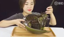 越南小姐姐吃水煮蜗牛肉,小姐姐的独特美食体验——水煮蜗牛肉大挑战