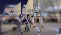 小姐姐抢麦火了,小姐姐的精彩瞬间引爆网络